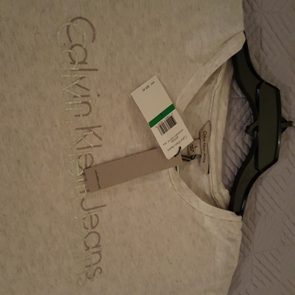 NWT Calvin Klein t-shirt - Picture 2 of 3